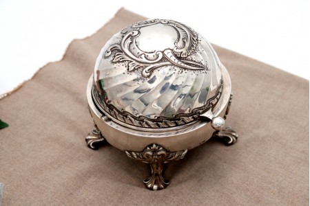 Manteigueira em prata com alma em vidro lapidado,cartela para monograma na tampa