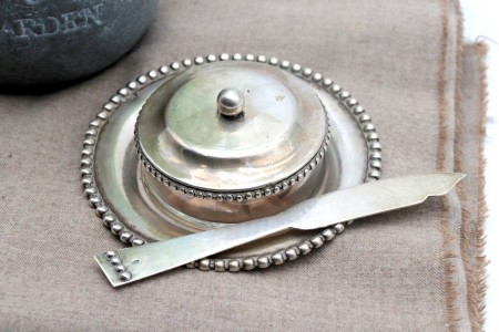 Manteigueira em prata com pomo na tampa e faca, alma em vidro e frisos perlados. 