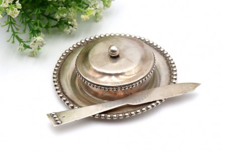 Manteigueira em prata com pomo na tampa e faca, alma em vidro e frisos perlados. 