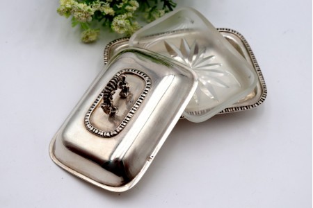 Manteigueira de prata com alma em vidro relevos no bordo e pomo na tampa