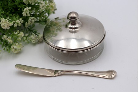 Manteigueira em prata com tampa e faca, alma em vidro.
