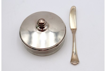 Manteigueira de prata com tampa e faca, alma em vidro.