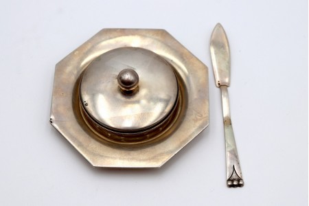 Manteigueira de prata com prato octogonal, alma em vidro, faca e tampa com pomo