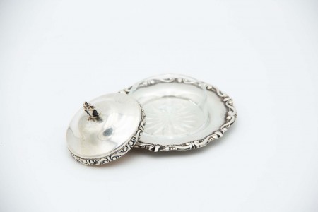 Manteigueira de prata relevada com alma em vidro