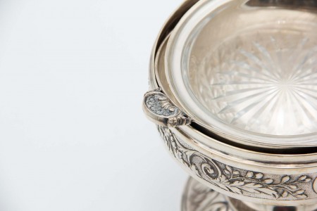 Manteigueira de prata de forma semi esférica com espigas