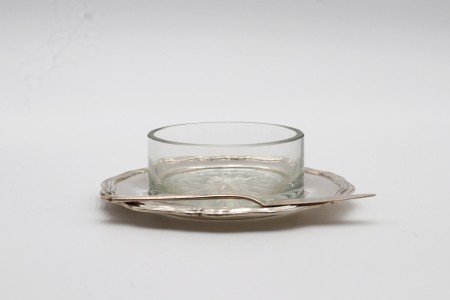 Manteigueira de prata com frisos em formato circular, alma em vidro lapidado e faca.