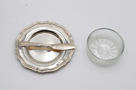 Manteigueira de prata com frisos em formato circular, alma em vidro lapidado e faca.