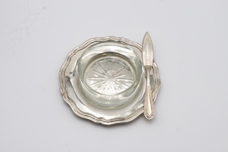 Manteigueira de prata com frisos em formato circular, alma em vidro lapidado e faca.