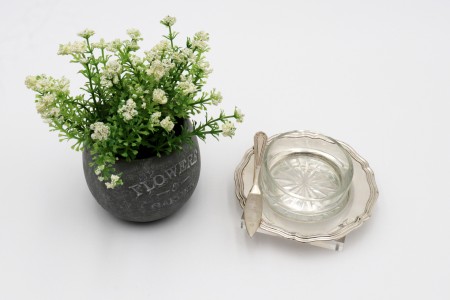 Manteigueira de prata com frisos em formato circular, alma em vidro lapidado e faca.