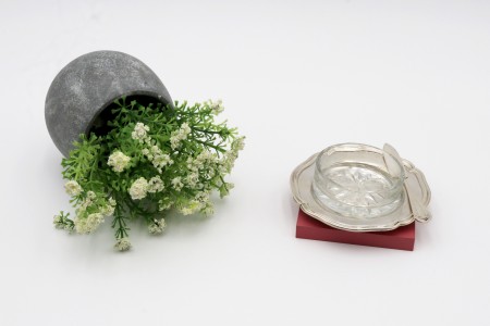 Manteigueira de prata com frisos em formato circular, alma em vidro lapidado e faca.