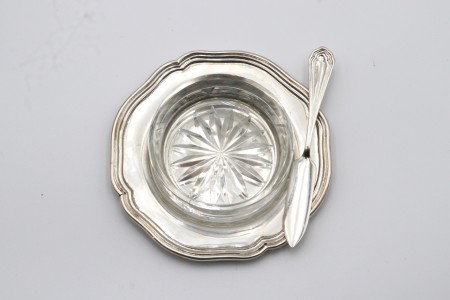 Manteigueira de prata com frisos em formato circular, alma em vidro lapidado e faca.