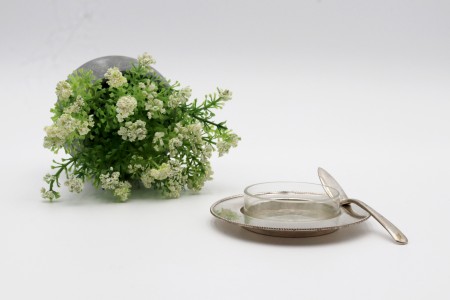 Manteigueira de prata com frisos em formato circular, alma em vidro lapidado e faca.