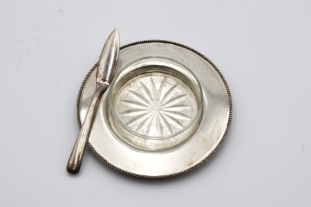 Manteigueira de prata com frisos em formato circular, alma em vidro lapidado e faca.