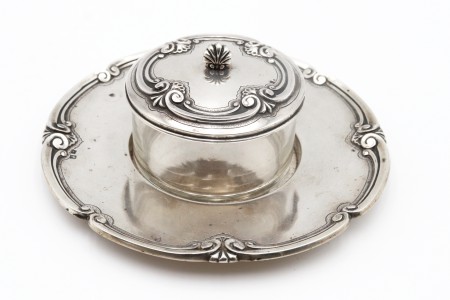 Manteigueira em prata com alma em vidro e tampa em prata relevada com pomo recortado