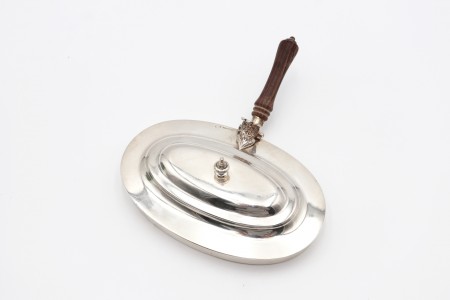 Beateira em prata lisa com pomo em tampa basculante e cabo de madeira 