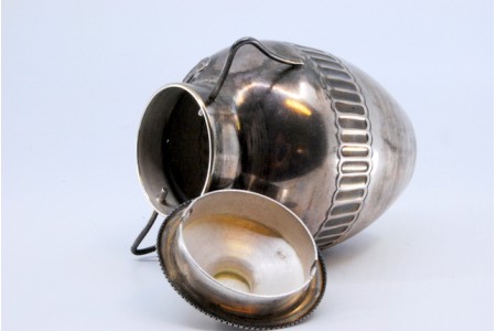 Mealheiro em prata com pegas lisas e finas, relevado com frase "Migalhas é pão".