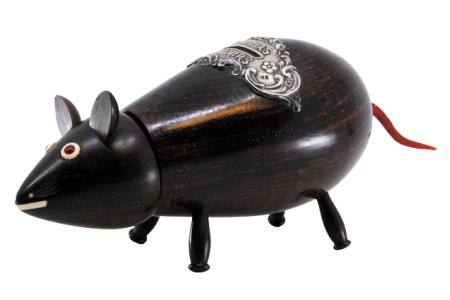 Mealheiro em pau santo em forma de rato com aplicações em prata e a frase" As minhas economias "