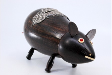 Mealheiro em pau santo em forma de rato com aplicações em prata e a frase" As minhas economias "