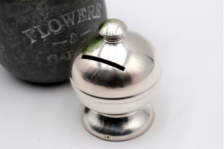 Mealheiro em prata lisa com base circular preenchida