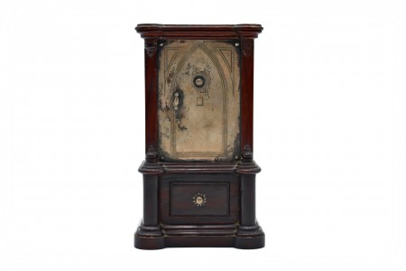 Mealheiro de pau santo em forma de cofre com aplicações em prata