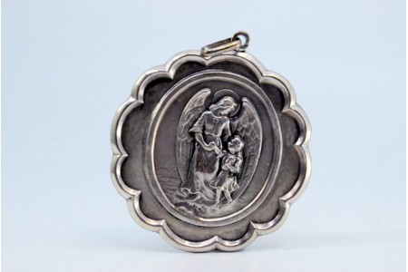 Medalha de prata com frisos e aplicação de figura de Anjo da Guarda com criança 
