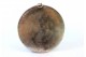 Medalhão com argola de suspensão em prata com gravados e friso perlado envolvendo figura de S. José com Jesus.