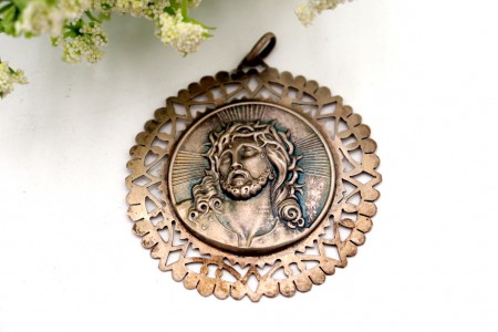 Medalha de prata com cabeça de Cristo
