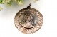 Medalha de prata com cabeça de Cristo