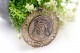 Medalha de prata com cabeça de Cristo