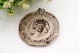 Medalha de prata com cabeça de Cristo