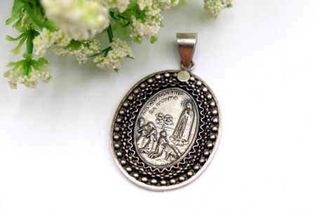 Medalha em formato ilíptico com Nossa Senhora e reverso com os pastorinhos.