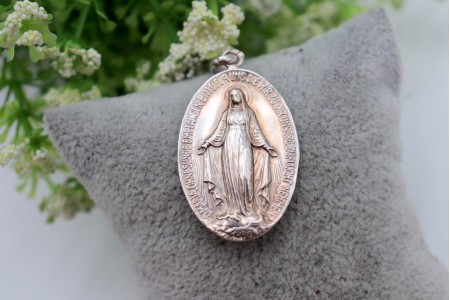 Medalha em prata com Virgem Maria em vulto perfeito relevada e argola