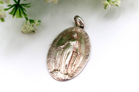 Medalha em prata com Virgem Maria em vulto perfeito relevada e argola