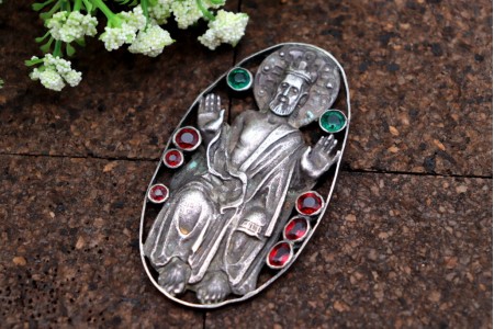 Moldura em prata com figura religiosa e pedras coloridas incrustadas