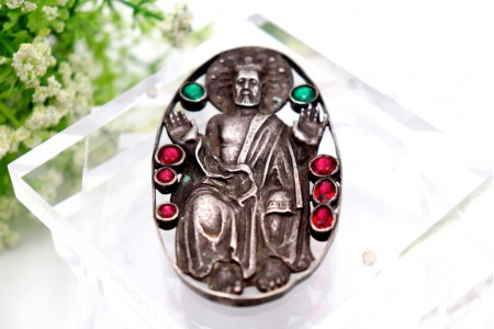 Moldura em prata com figura religiosa e pedras coloridas incrustadas