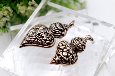 Conjunto de duas medalhas/pingentes em prata em forma de coração de viana