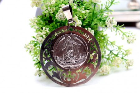 Medalha em prata com figura de Anjo da Guarda e criança 
