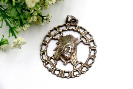  Medalha/pingente em prata com figura de índio em vulto perfeito recortado 