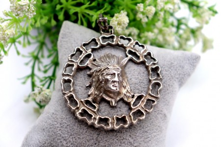  Medalha/pingente em prata com figura de índio em vulto perfeito recortado 