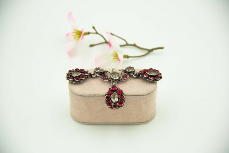 Medalha em prata com pedras forradas