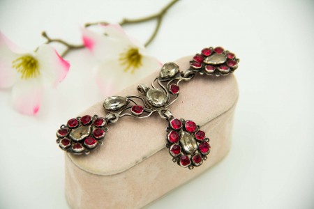 Medalha em prata com pedras forradas