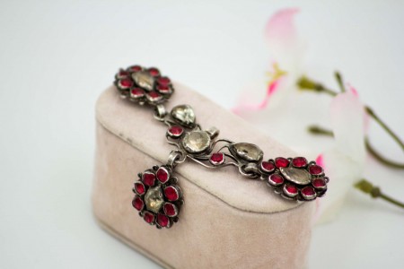 Medalha de prata com pedras forradas