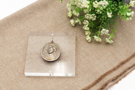 Medalha em prata com cabeça de Cristo e argola de suspensão