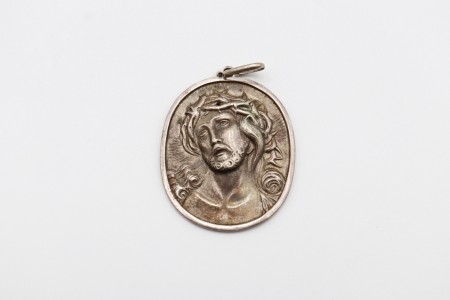 Medalha em prata com cabeça de Cristo e argola de suspensão