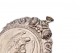 Medalha em prata com figura de anjo da guarda e criança, bordos em alto relevo