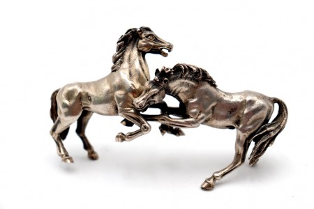 Cavalos em prata com relevos e aplicações em vulto perfeito