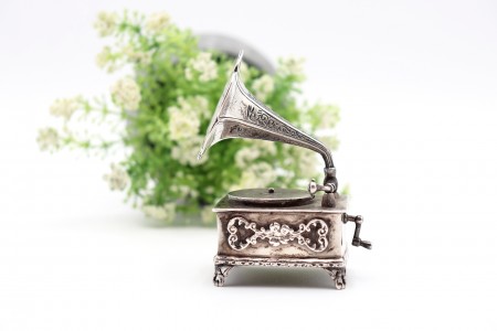 Miniatura de grafonola em prata com pormenores em alto relevo e gravados