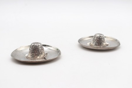 Miniatura de chapéus mexicanos em prata com gravados e frisos perlados.