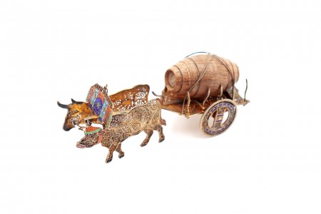 Miniatura de junta de bois em prata de filigrana com carro e barril