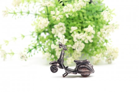 Miniatura em prata de mota Vespa